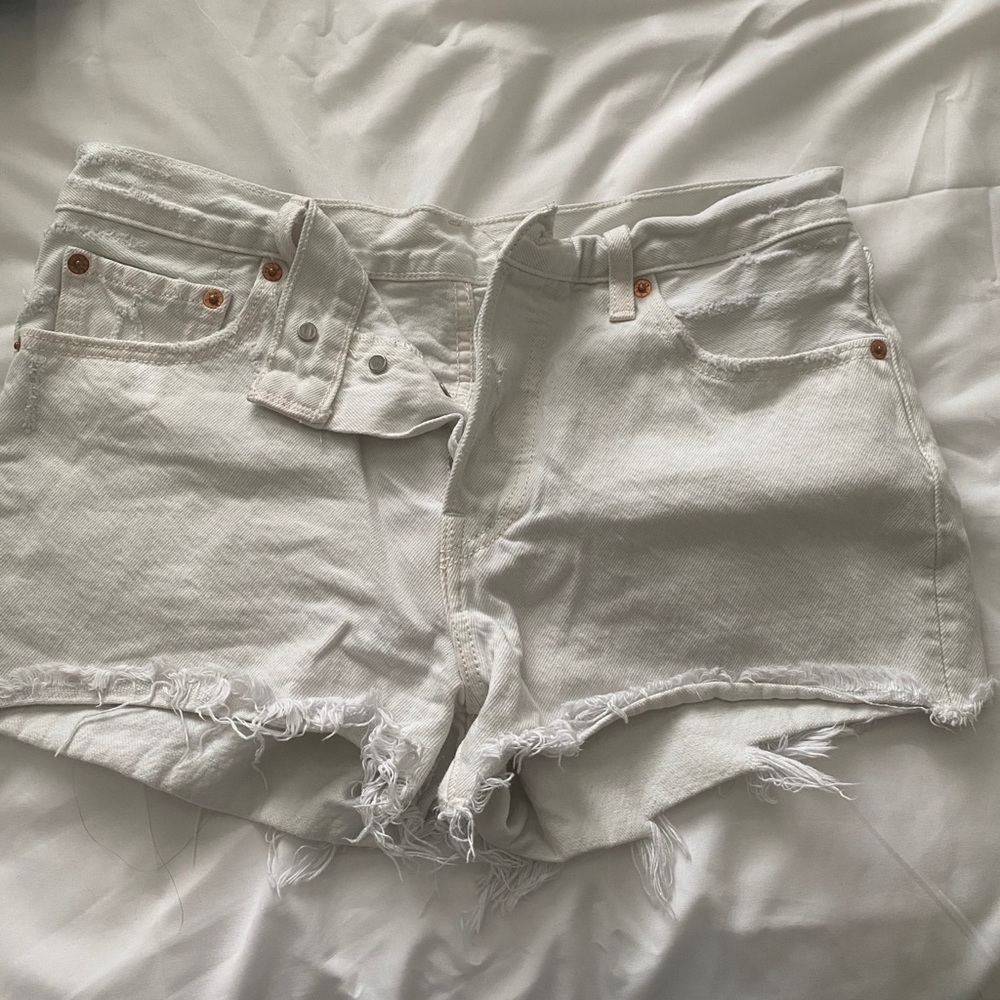 Levi shorts white